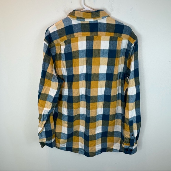 L.L. BEAN Slightly Fitted Organic Cotton Long Sleeve Button Down Shirt - Picture 2 of 5